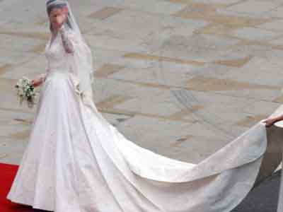 Πώς έκριναν οι fashion designers το βασιλικό νυφικό